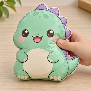 Mockup ilustrativo do squishy de dinossauro verde montado na mão