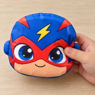 Mockup ilustrativo do squishy de herói montado na mão
